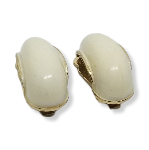 TRIFARI 1950s GOLDTONE & CREAM CLIP ON STATEMENT EARRINGS - Picture 5 of 8